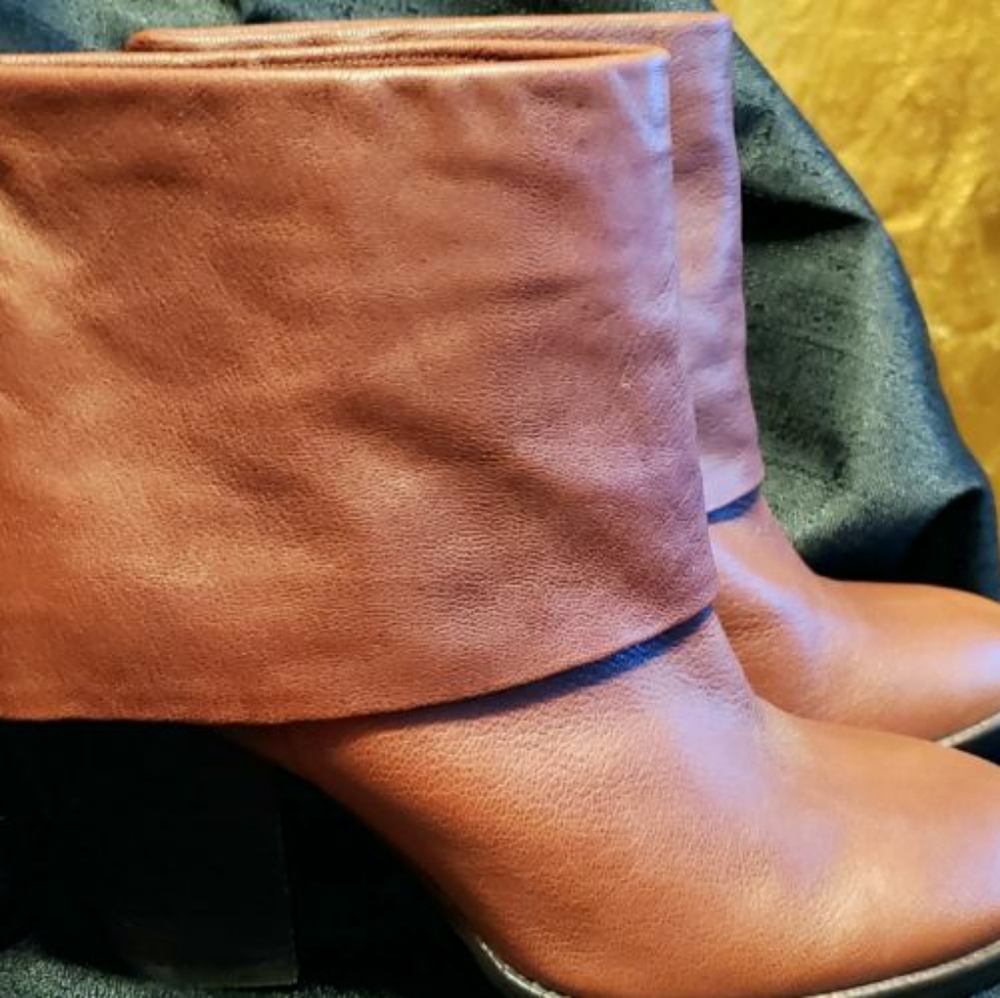 VINCE CAMUTO Brass Ankle Boots in Cognac 9B